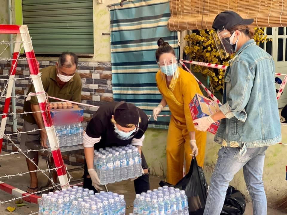 NS Kim Ngân xuất hiện với dáng vẻ xinh đẹp bất ngờ; Tuấn Hưng lao xuống vỉa hè hát cùng đoàn người khiếm thị