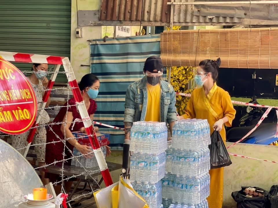 NS Kim Ngân xuất hiện với dáng vẻ xinh đẹp bất ngờ; Tuấn Hưng lao xuống vỉa hè hát cùng đoàn người khiếm thị