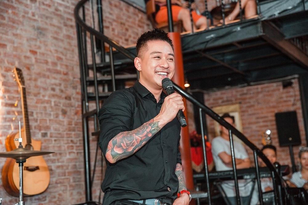 NS Kim Ngân xuất hiện với dáng vẻ xinh đẹp bất ngờ; Tuấn Hưng lao xuống vỉa hè hát cùng đoàn người khiếm thị