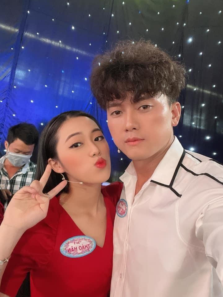 Quách Ngọc Tuyên thức dậy sớm đưa vợ đi thi tốt nghiệp THPT