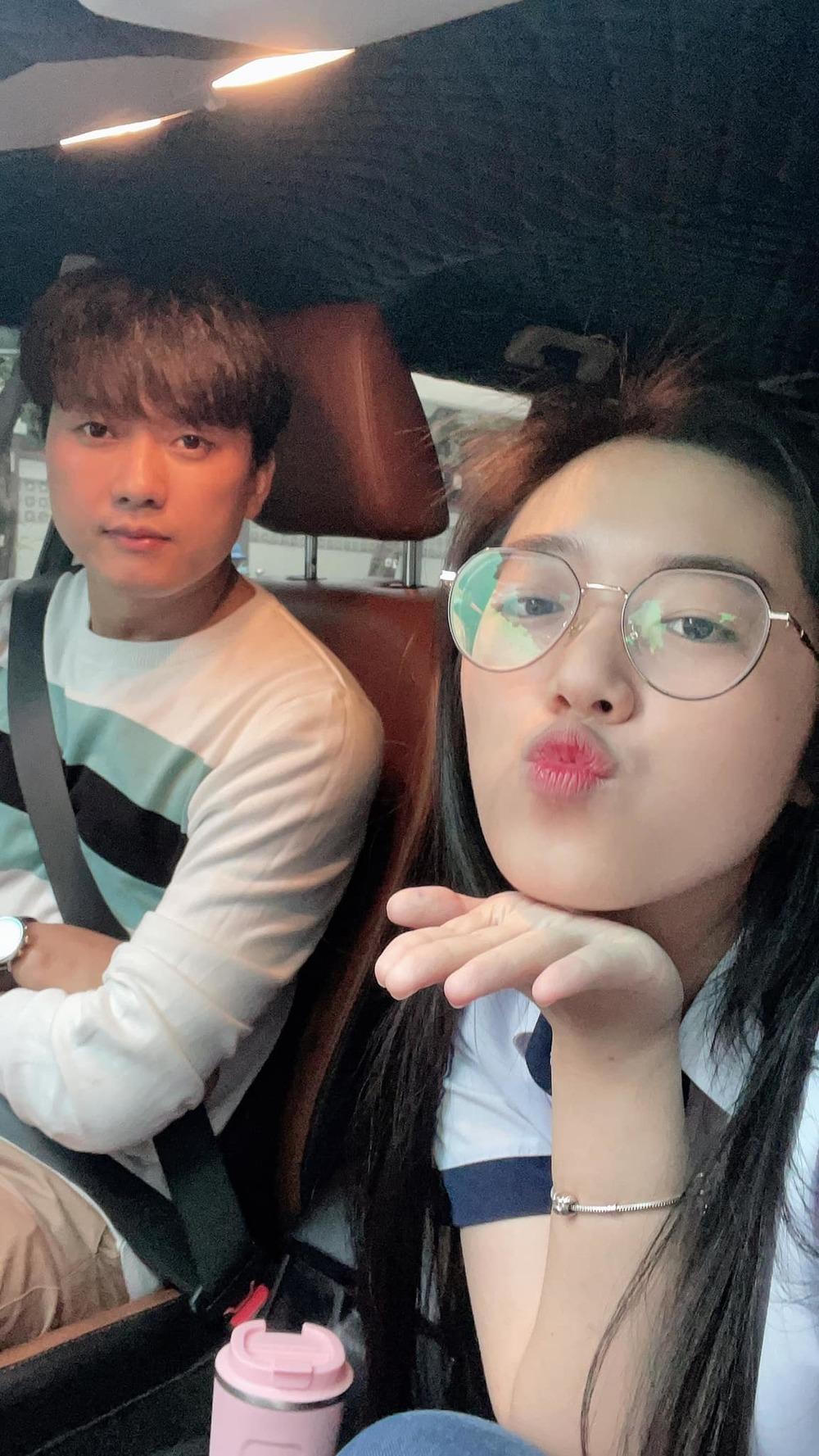 Quách Ngọc Tuyên thức dậy sớm đưa vợ đi thi tốt nghiệp THPT