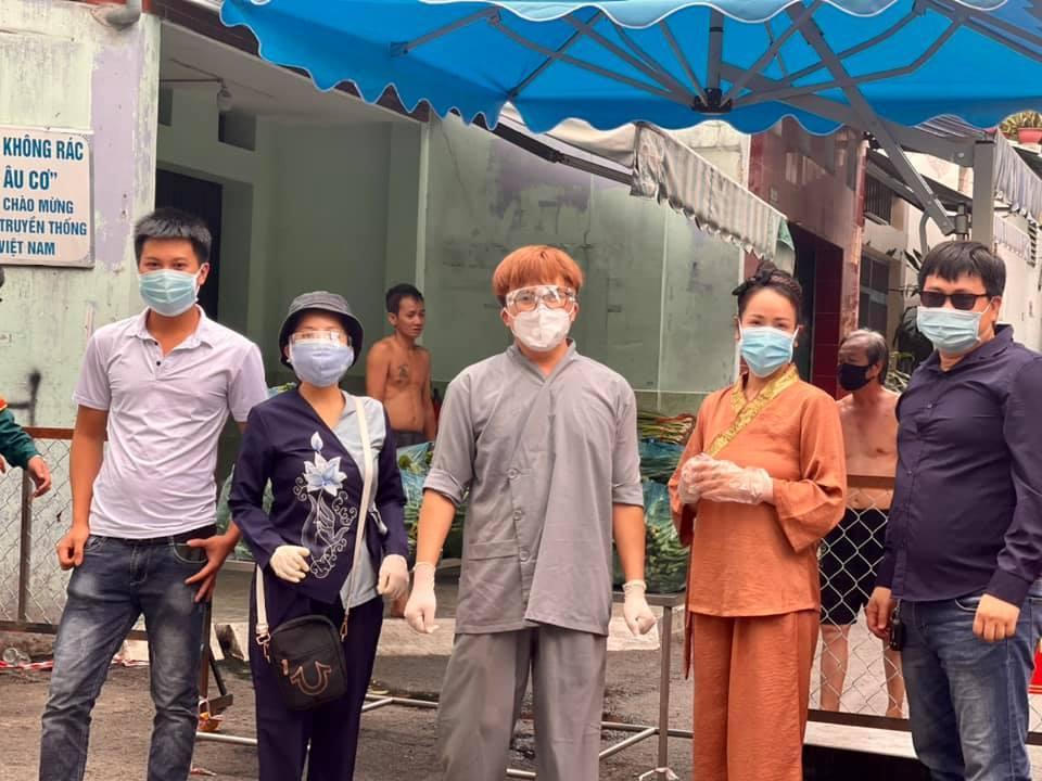 Sau loạt ồn ào, em gái Kim Ngân tìm gặp trực tiếp Thúy Nga; Hòa Minzy lần đầu 'khoe' ảnh gia đình 3 thành viên