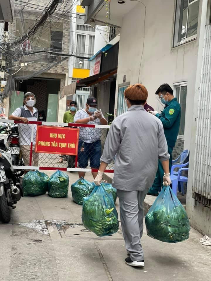 Sau loạt ồn ào, em gái Kim Ngân tìm gặp trực tiếp Thúy Nga; Hòa Minzy lần đầu 'khoe' ảnh gia đình 3 thành viên