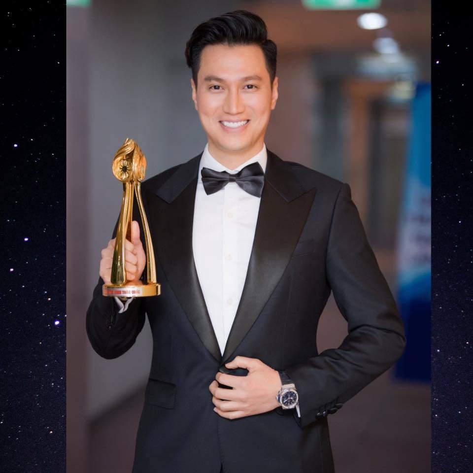 Trường Giang về quê lội bùn hái rau, chẻ củi để nấu ăn; dân mạng ủng hộ Việt Anh được đề nghị xét tặng NSƯT