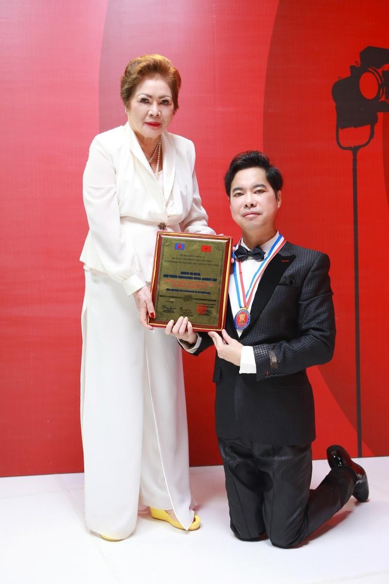 Trường Giang về quê lội bùn hái rau, chẻ củi để nấu ăn; dân mạng ủng hộ Việt Anh được đề nghị xét tặng NSƯT