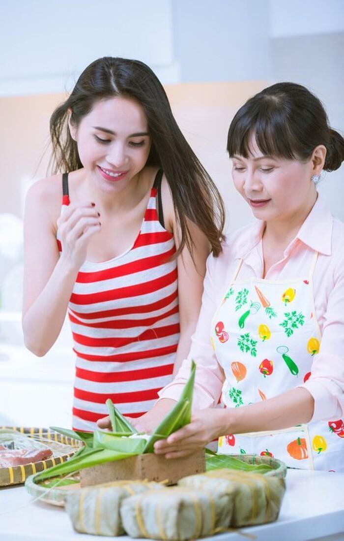 Xôn xao việc người nhà Thủy Tiên khắc tên lên mai rùa để phóng sinh