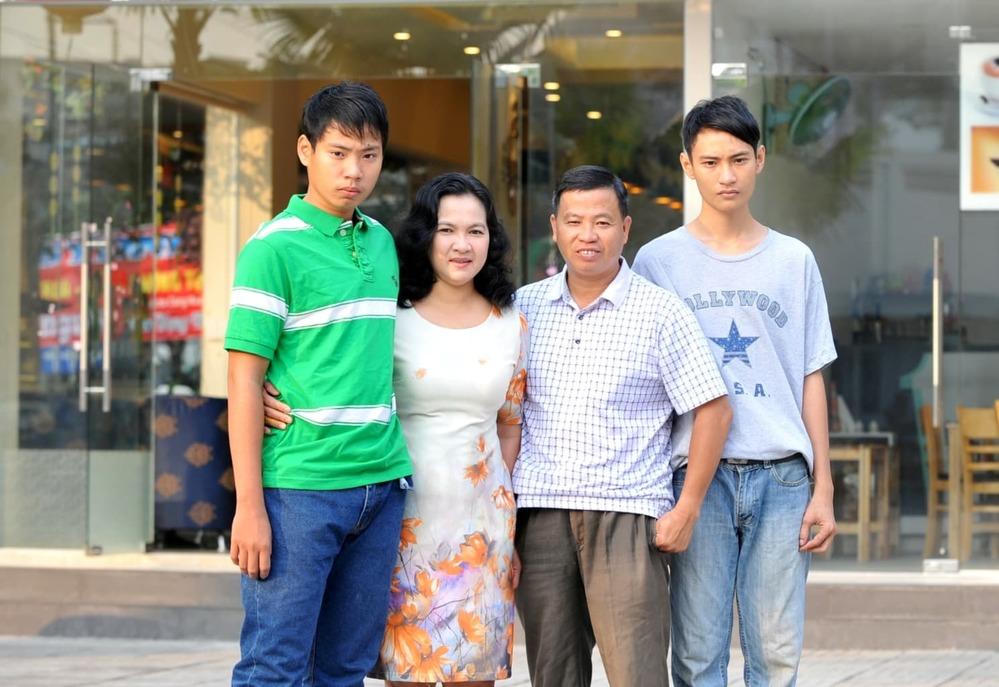 MC Đại Nghĩa sáng phát hàng chục tấn rau củ, khuya ăn tạm bánh giò; sao Việt kêu gọi ủng hộ nam diễn viên cả nhà 4 người mắc COVID-19