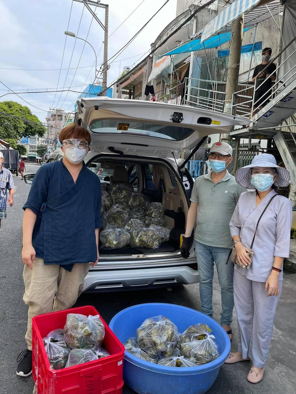 MC Đại Nghĩa sáng phát hàng chục tấn rau củ, khuya ăn tạm bánh giò; sao Việt kêu gọi ủng hộ nam diễn viên cả nhà 4 người mắc COVID-19