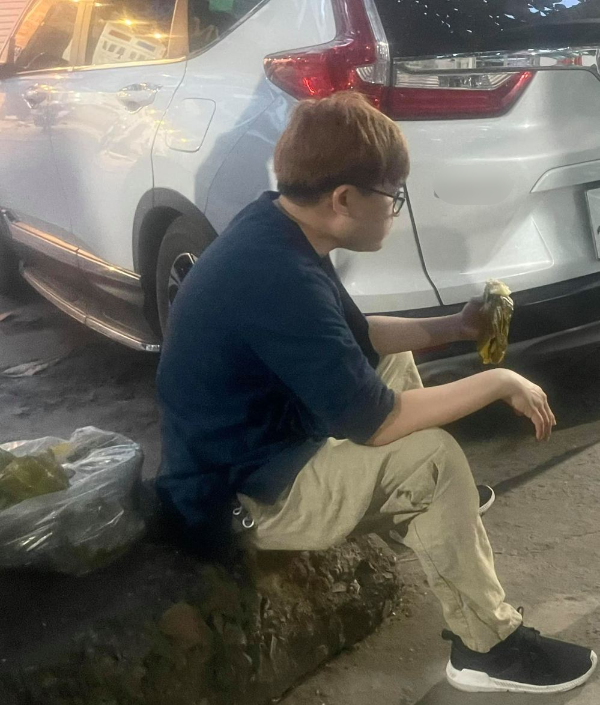 MC Đại Nghĩa sáng phát hàng chục tấn rau củ, khuya ăn tạm bánh giò; sao Việt kêu gọi ủng hộ nam diễn viên cả nhà 4 người mắc COVID-19