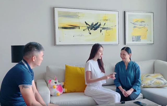 Thuỷ Tiên, vợ chồng Lê Dương Bảo Lâm, Phi Nhung và Hồ Văn Cường hỗ trợ lương thực cho người dân chống dịch