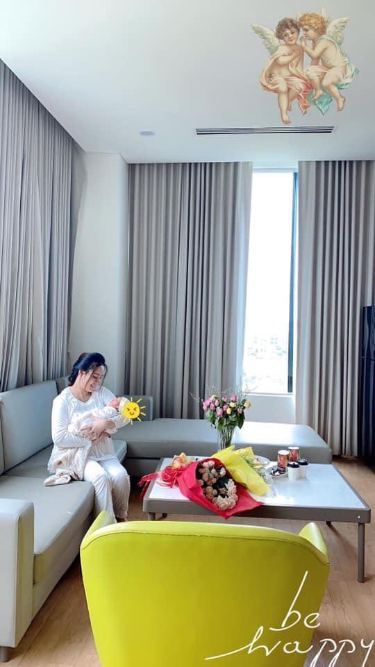 Nhiều sao Việt kiệt sức ngã quỵ khi làm tình nguyện viên mùa dịch; hành động đẹp của Việt Anh sau thắng Ai Là Triệu Phú