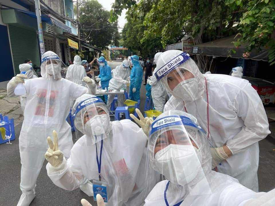 Nhiều sao Việt kiệt sức ngã quỵ khi làm tình nguyện viên mùa dịch; hành động đẹp của Việt Anh sau thắng Ai Là Triệu Phú