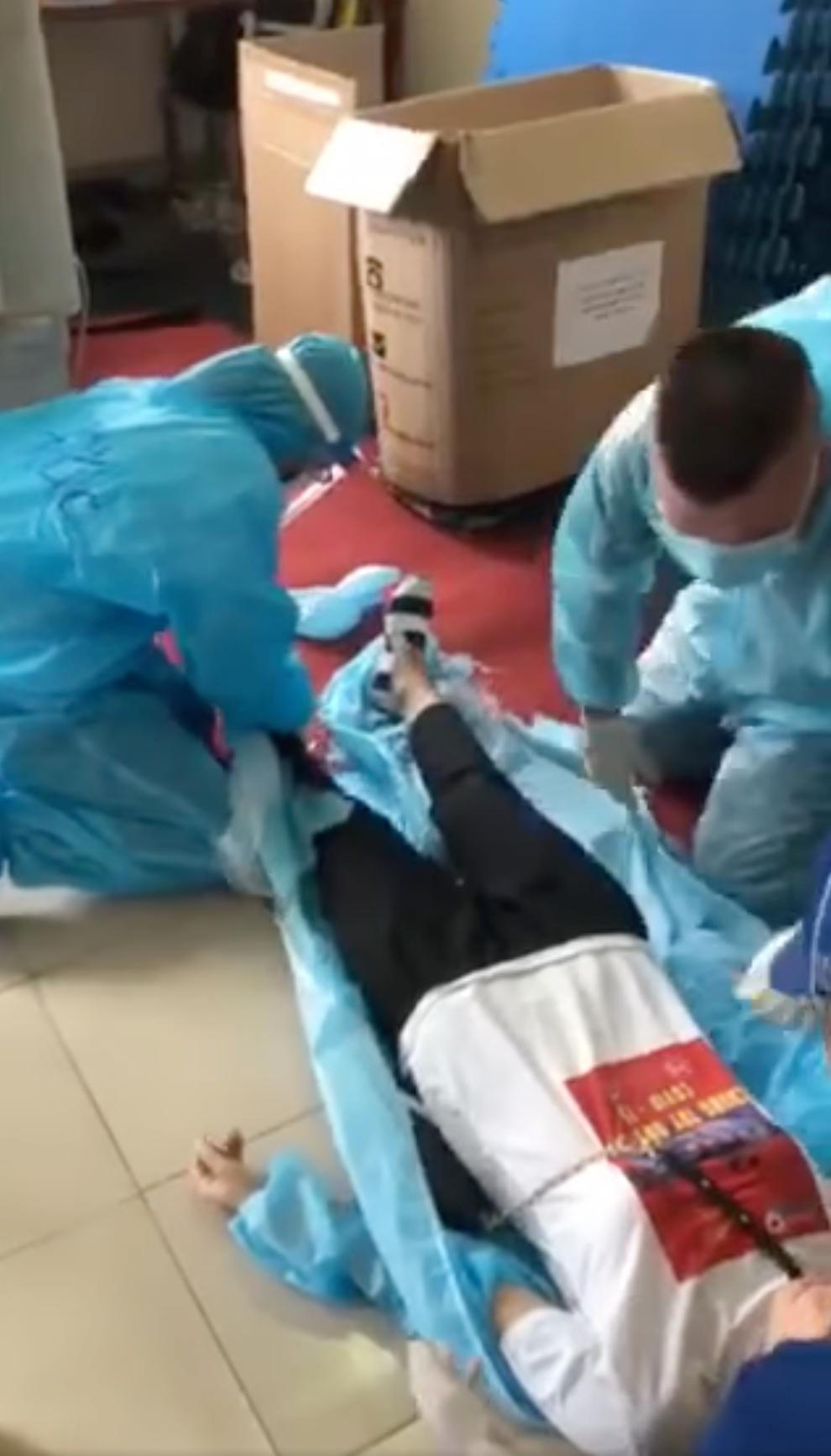 Nhiều sao Việt kiệt sức ngã quỵ khi làm tình nguyện viên mùa dịch; hành động đẹp của Việt Anh sau thắng Ai Là Triệu Phú