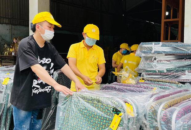 Ca sĩ Tùng Dương kêu gọi hơn 3 tỷ đồng giúp TP HCM chống dịch; Xuân Lan bức xúc khi làm từ thiện lại bị chỉ trích