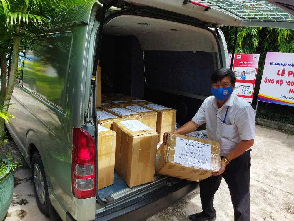 Dàn sao Việt gửi tặng tuyến đầu chống dịch 7.000 chai nước rửa tay; Đan Trường không tranh chấp tài sản sau khi ly hôn vợ doanh nhân