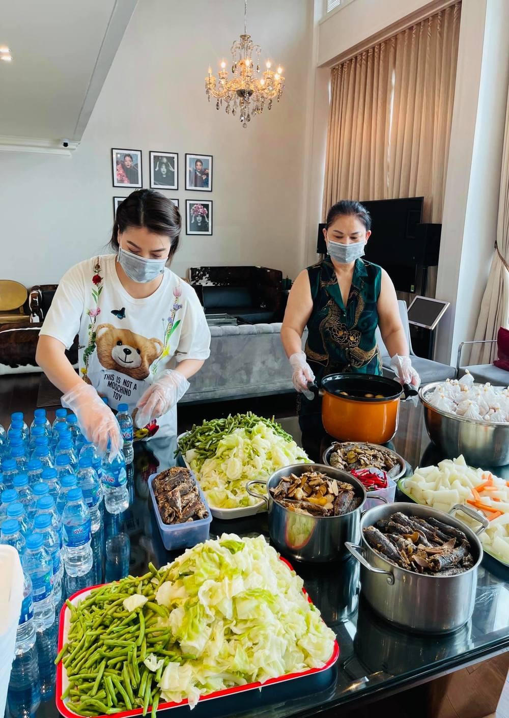 Em họ Kim Ngân bị chỉ trích khi đưa nữ ca sĩ đi hát 'xin tiền'; Trương Ngọc Ánh mở bếp từ thiện tại gia, tất bật nấu cơm mỗi ngày