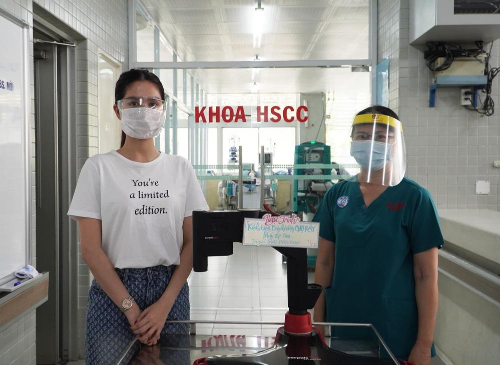 Vợ chồng Công Vinh mở gian hàng rau 0 đồng; Ngọc Trinh chi nửa tỷ đồng tặng máy ép tim cho bệnh viện