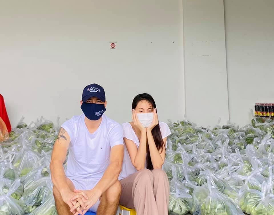 Vợ chồng Công Vinh mở gian hàng rau 0 đồng; Ngọc Trinh chi nửa tỷ đồng tặng máy ép tim cho bệnh viện