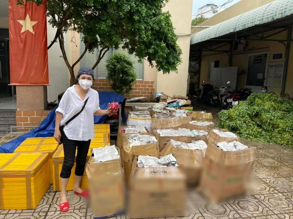 Nguyên do NSND Công Lý nhập viện; Phương Thanh cắt rau muống gửi tặng các khu phong tỏa; Trường Giang làm phụ hồ