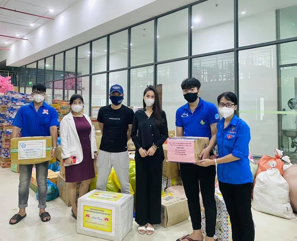 Công Vinh bức xúc khi bị nói 'nhận vơ' quà người Hà Tĩnh gửi tặng; diễn viên Hương Vị Tình Thân lấy hết quần áo của bố để đóng osin