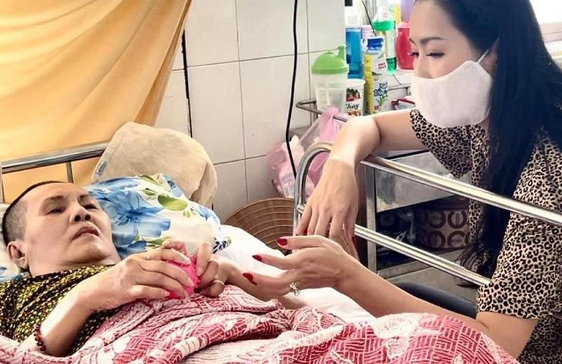 Công Vinh bức xúc khi bị nói 'nhận vơ' quà người Hà Tĩnh gửi tặng; diễn viên Hương Vị Tình Thân lấy hết quần áo của bố để đóng osin