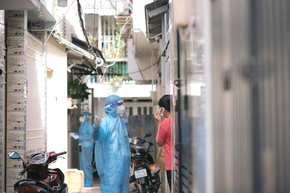 H'Hen Niê lặng lẽ đến từng nhà gõ cửa xin mẫu xét nghiệm COVID-19; Đồng nghiệp xót xa khi NS Kim Phượng đột ngột ra đi