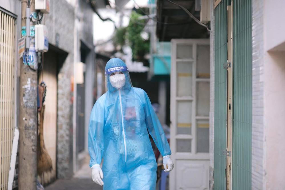 H'Hen Niê lặng lẽ đến từng nhà gõ cửa xin mẫu xét nghiệm COVID-19; Đồng nghiệp xót xa khi NS Kim Phượng đột ngột ra đi