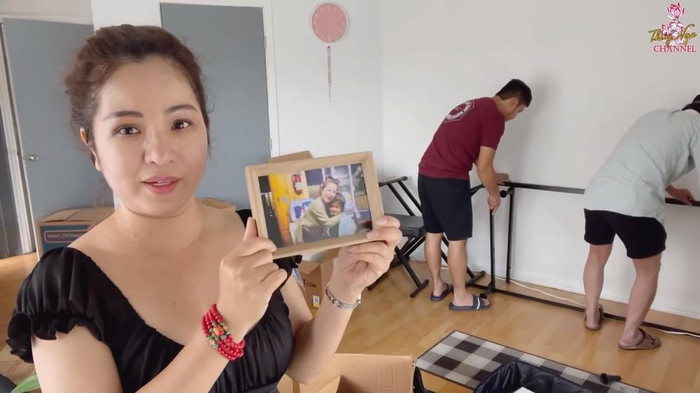 Việt Hương trao tặng xe cứu thương 1,7 tỷ; Đan Trường vui vẻ bên vợ cũ; Thúy Nga trả tiền người giúp ca sĩ Kim Ngân