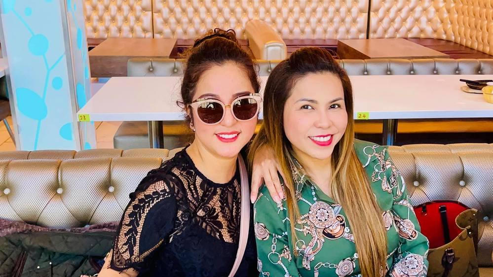 Việt Hương trao tặng xe cứu thương 1,7 tỷ; Đan Trường vui vẻ bên vợ cũ; Thúy Nga trả tiền người giúp ca sĩ Kim Ngân