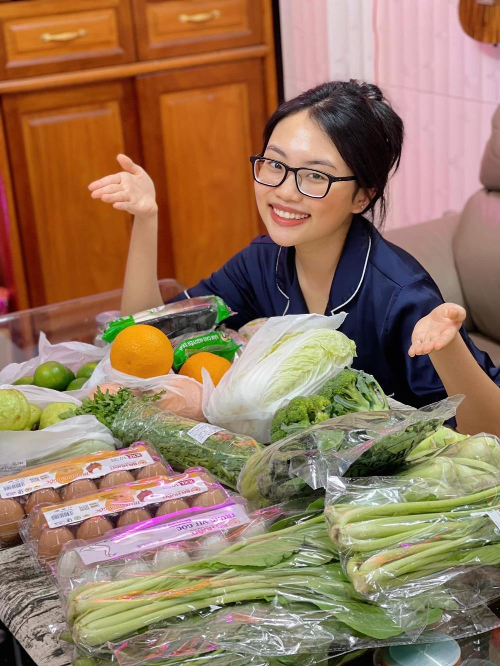 Nghệ sĩ Giang Còi qua đời sau thời gian dài điều trị ung thư; Phương Mỹ Chi hạnh phúc khi được H'Hen Niê tiếp tế lương thực mùa dịch