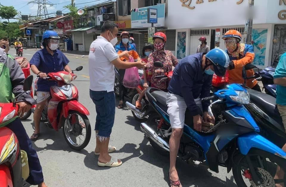 Quyền Linh ra giữa đường phát quà từ thiện cho người lao động khó khăn; vợ chồng Lương Thế Thành - Thuý Diễm hiến máu nhân đạo 