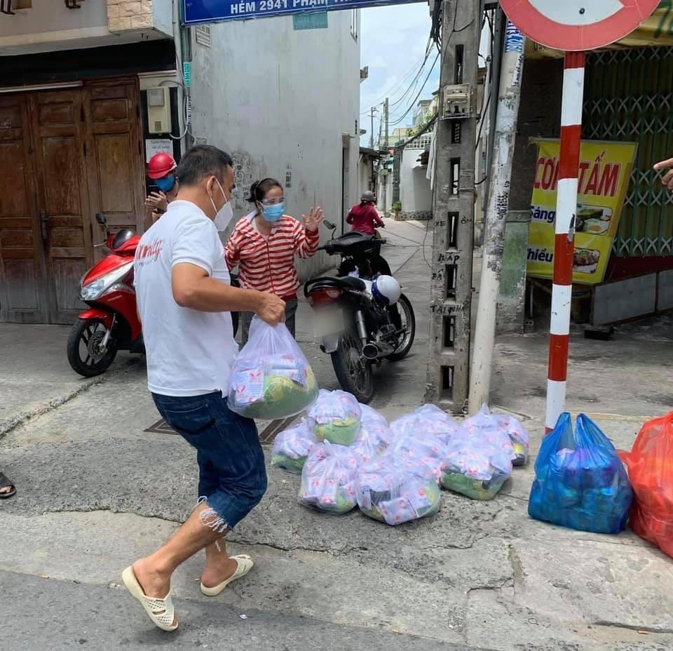 Quyền Linh ra giữa đường phát quà từ thiện cho người lao động khó khăn; vợ chồng Lương Thế Thành - Thuý Diễm hiến máu nhân đạo 