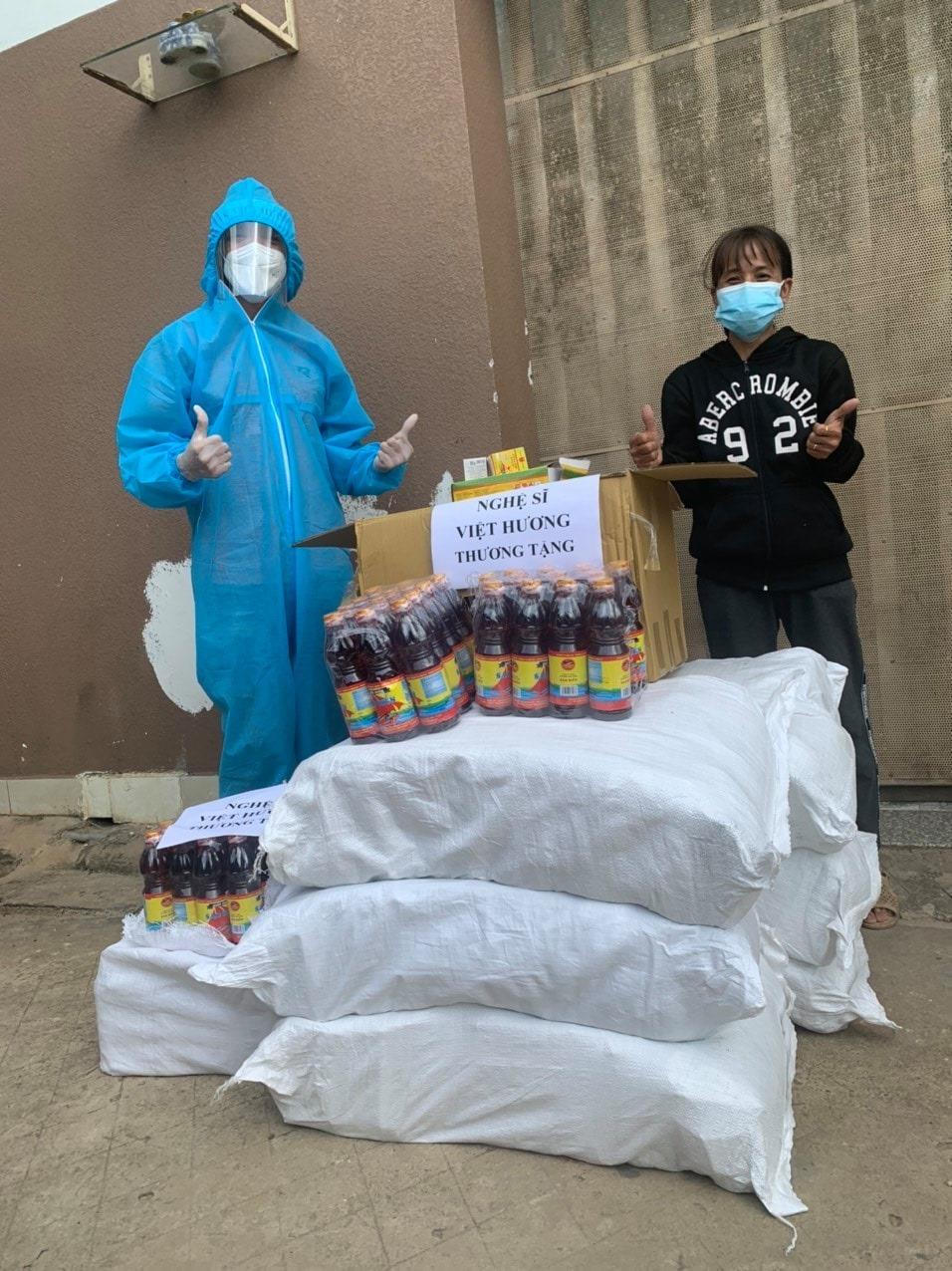 Việt Hương tức giận khi bận làm từ thiện vẫn bị kiếm chuyện; Thanh Lam khoe khảnh khắc tình tứ với chồng sắp cưới trong lúc giãn cách