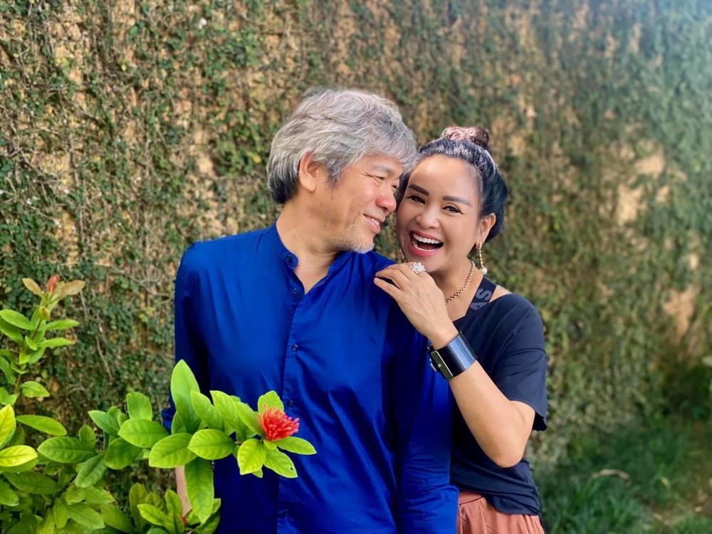 Việt Hương tức giận khi bận làm từ thiện vẫn bị kiếm chuyện; Thanh Lam khoe khảnh khắc tình tứ với chồng sắp cưới trong lúc giãn cách