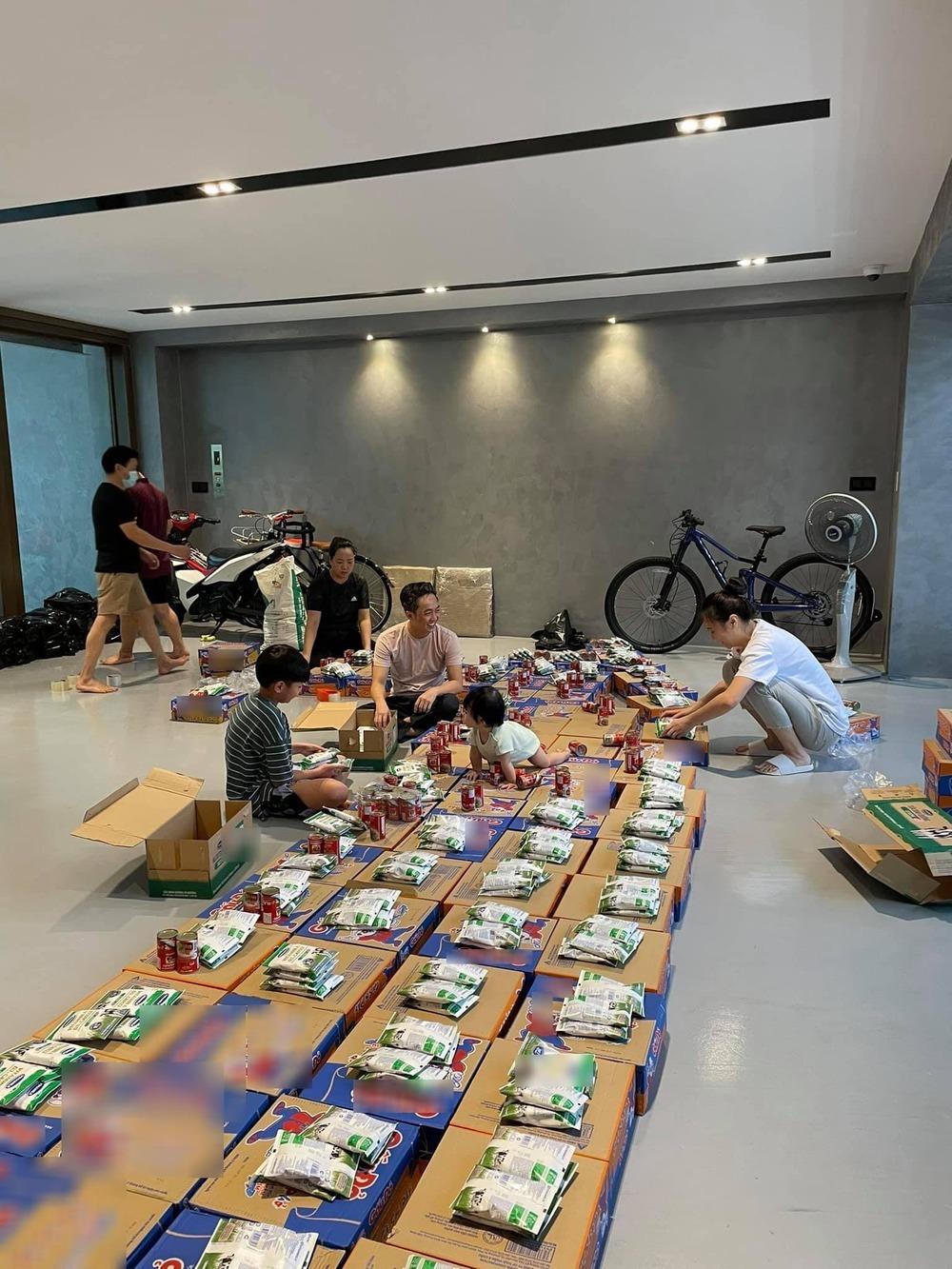 Thúy Nga gửi 200 triệu đồng về nước hỗ trợ người dân; con gái Cường Đô La - Đàm Thu Trang làm từ thiện khi mới 1 tuổi