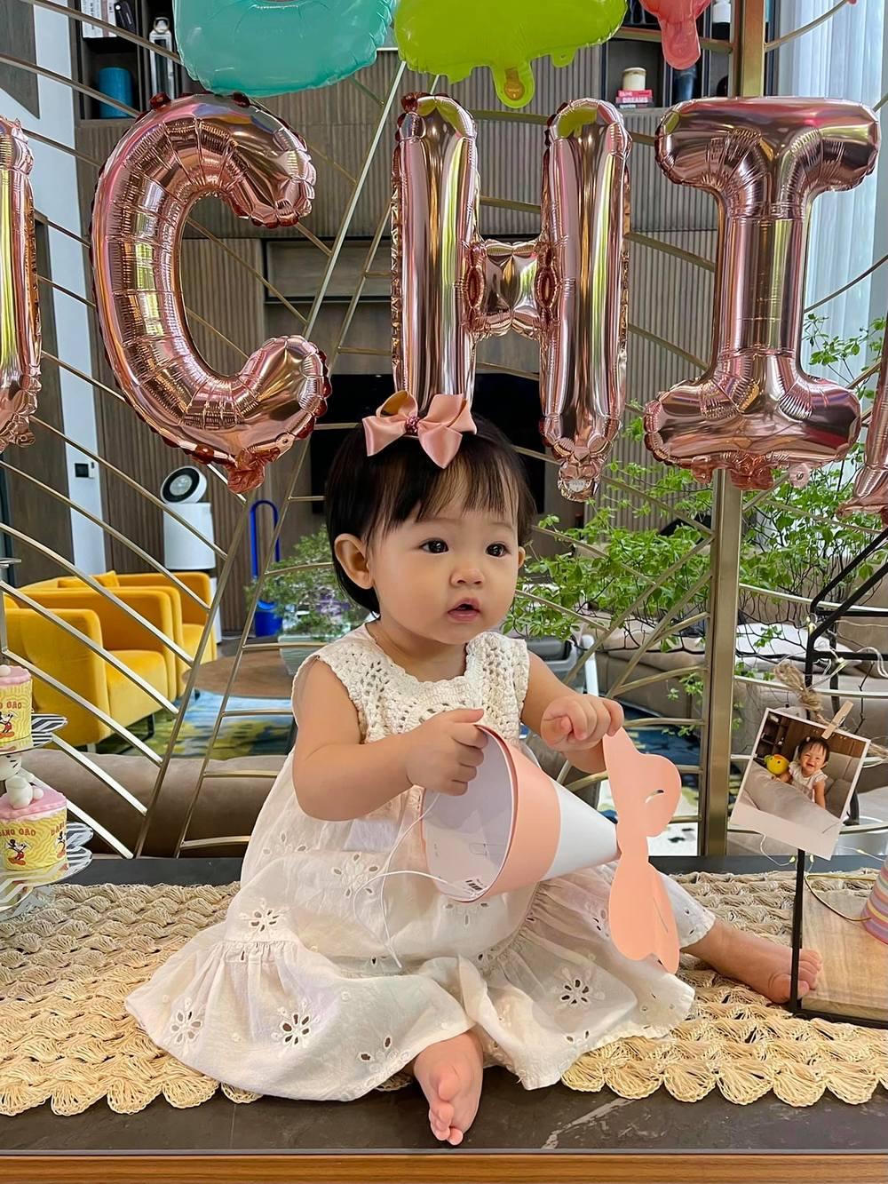 Thúy Nga gửi 200 triệu đồng về nước hỗ trợ người dân; con gái Cường Đô La - Đàm Thu Trang làm từ thiện khi mới 1 tuổi