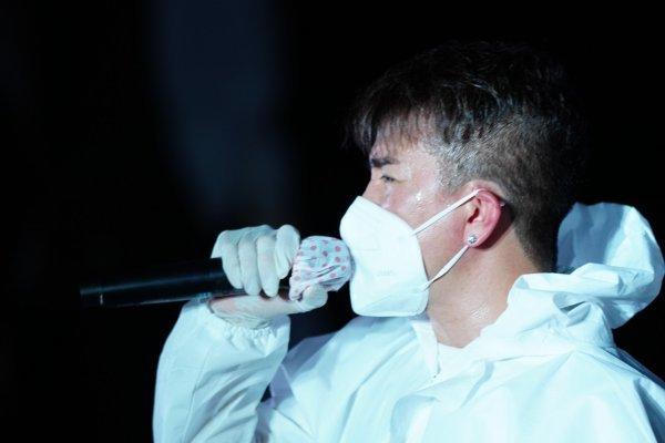 Đàm Vĩnh Hưng biểu diễn tại bệnh viện dã chiến; Việt Hương bàn giao xe cứu thương từ thiện thứ 3 