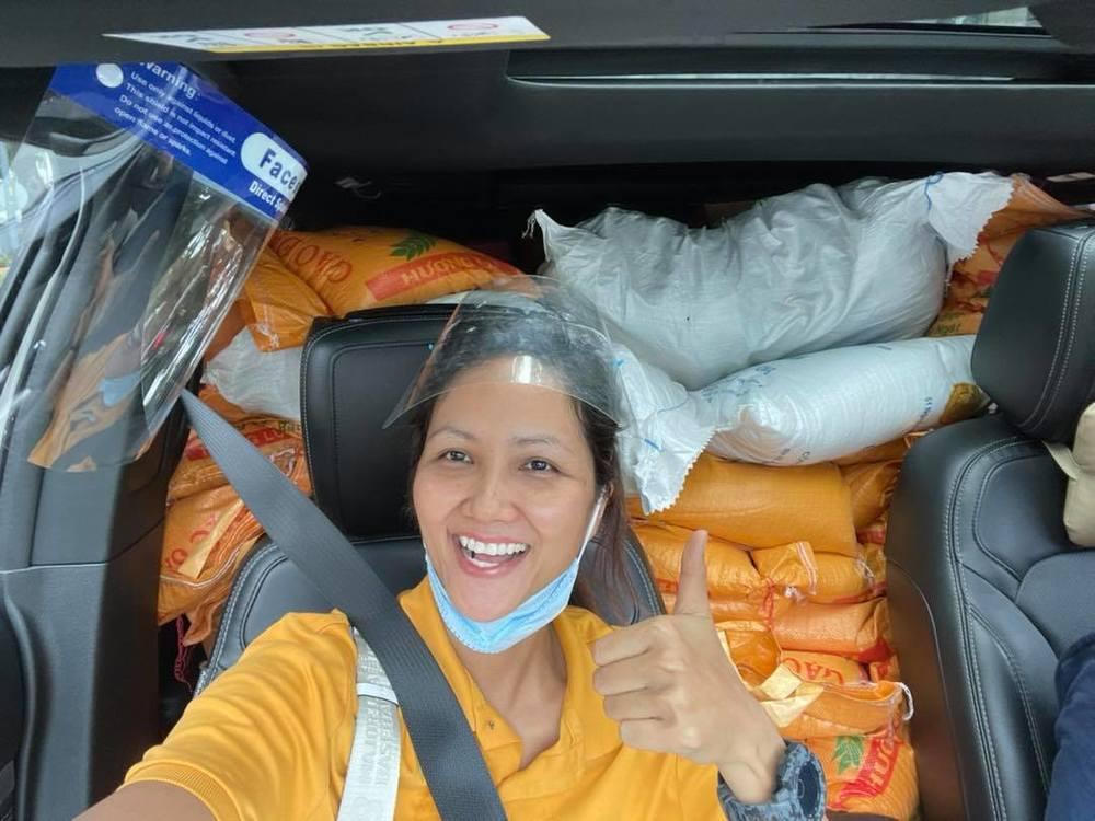 H'Hen Niê hỗ trợ học phí cho các em học sinh có ba mẹ ra đi vì dịch; diễn viên miền Nam duy nhất lọt top 5 Diễn viên nữ ấn tượng VTV