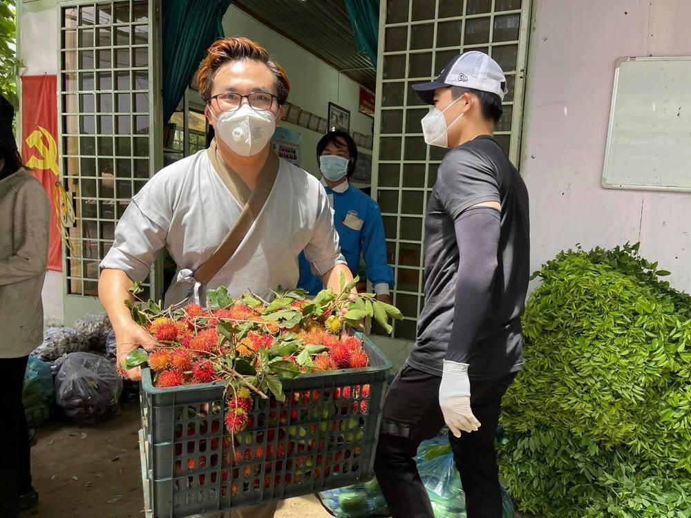 Hương Giang chi 900 triệu mua thiết bị y tế ủng hộ chống dịch; MC Đại Nghĩa 'dở khóc dở cười' vì từng bị nhầm là lừa đảo