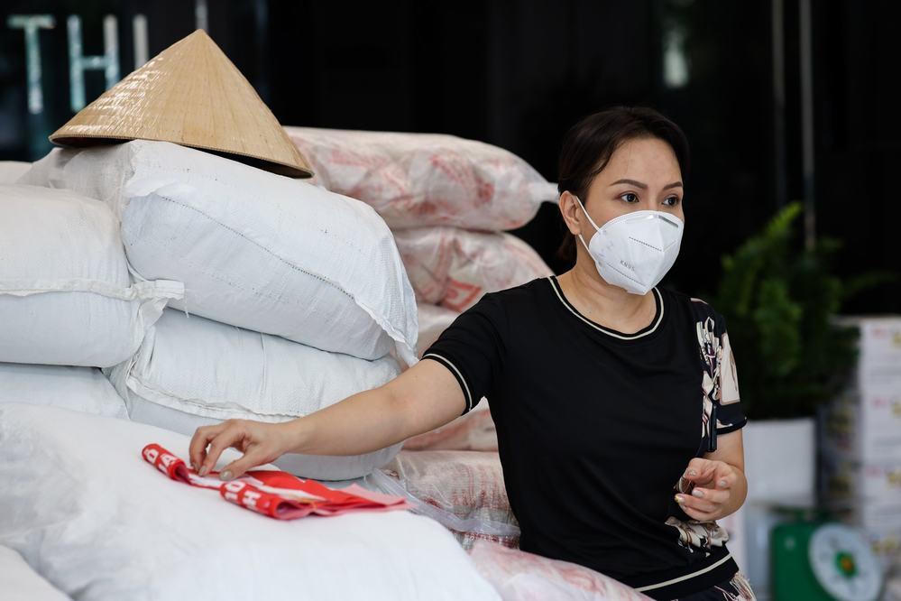 Đàm Vĩnh Hưng nhận bảo trợ cho 100 học sinh mất cha mẹ vì COVID-19; xót xahình ảnh Kim Ngân ngủ vật vờ ngoài đường