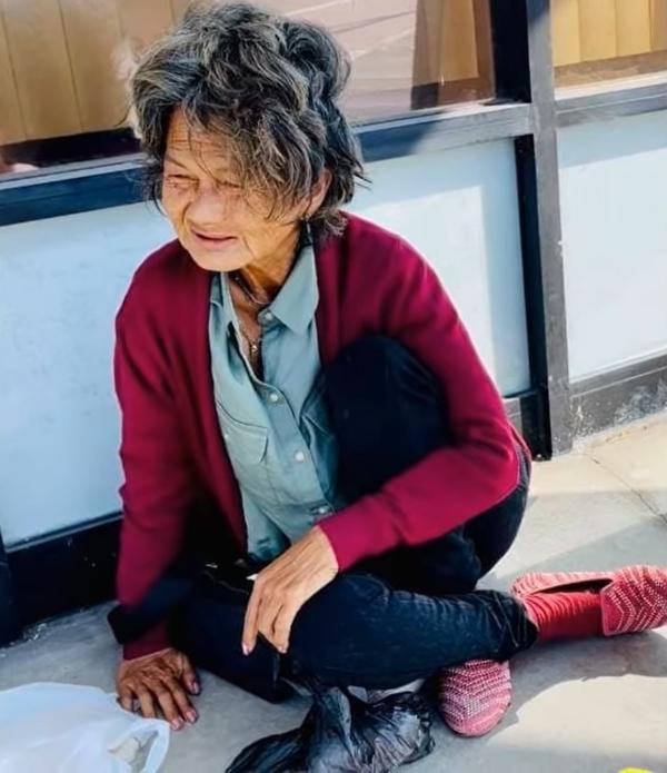 Đàm Vĩnh Hưng nhận bảo trợ cho 100 học sinh mất cha mẹ vì COVID-19; xót xahình ảnh Kim Ngân ngủ vật vờ ngoài đường