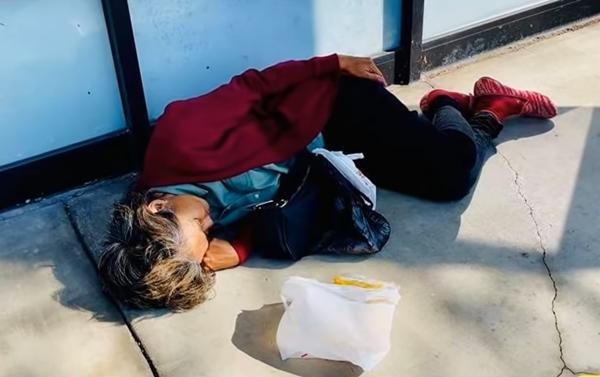 Đàm Vĩnh Hưng nhận bảo trợ cho 100 học sinh mất cha mẹ vì COVID-19; xót xahình ảnh Kim Ngân ngủ vật vờ ngoài đường