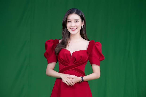 Vợ chồng Công Phượng đón bé trai đầu lòng; Mâu Thuỷ xin lỗi vì đùa kém duyên mùa dịch