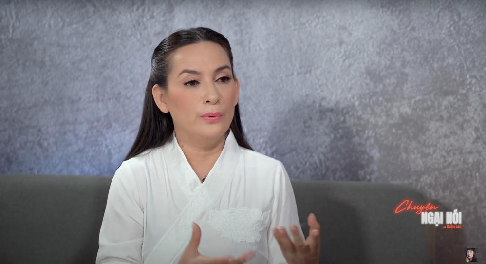 Trường Giang tận tụy làm đồ ăn gửi vợ; vợ chồng Cường Đô La tự tay làm bánh mì tặng bà con khó khăn mùa dịch