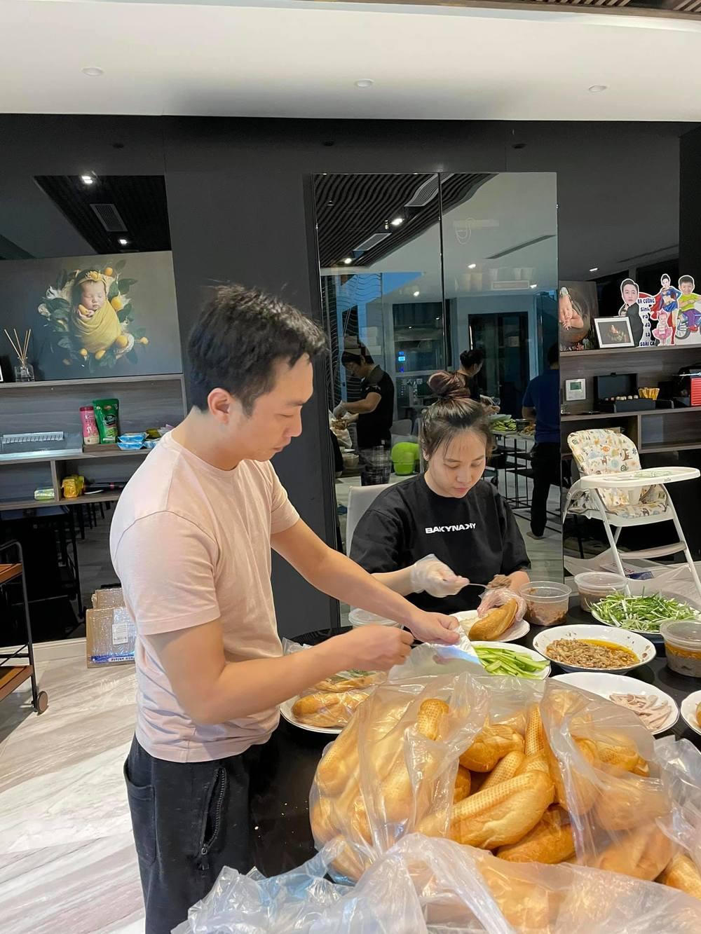 Trường Giang tận tụy làm đồ ăn gửi vợ; vợ chồng Cường Đô La tự tay làm bánh mì tặng bà con khó khăn mùa dịch