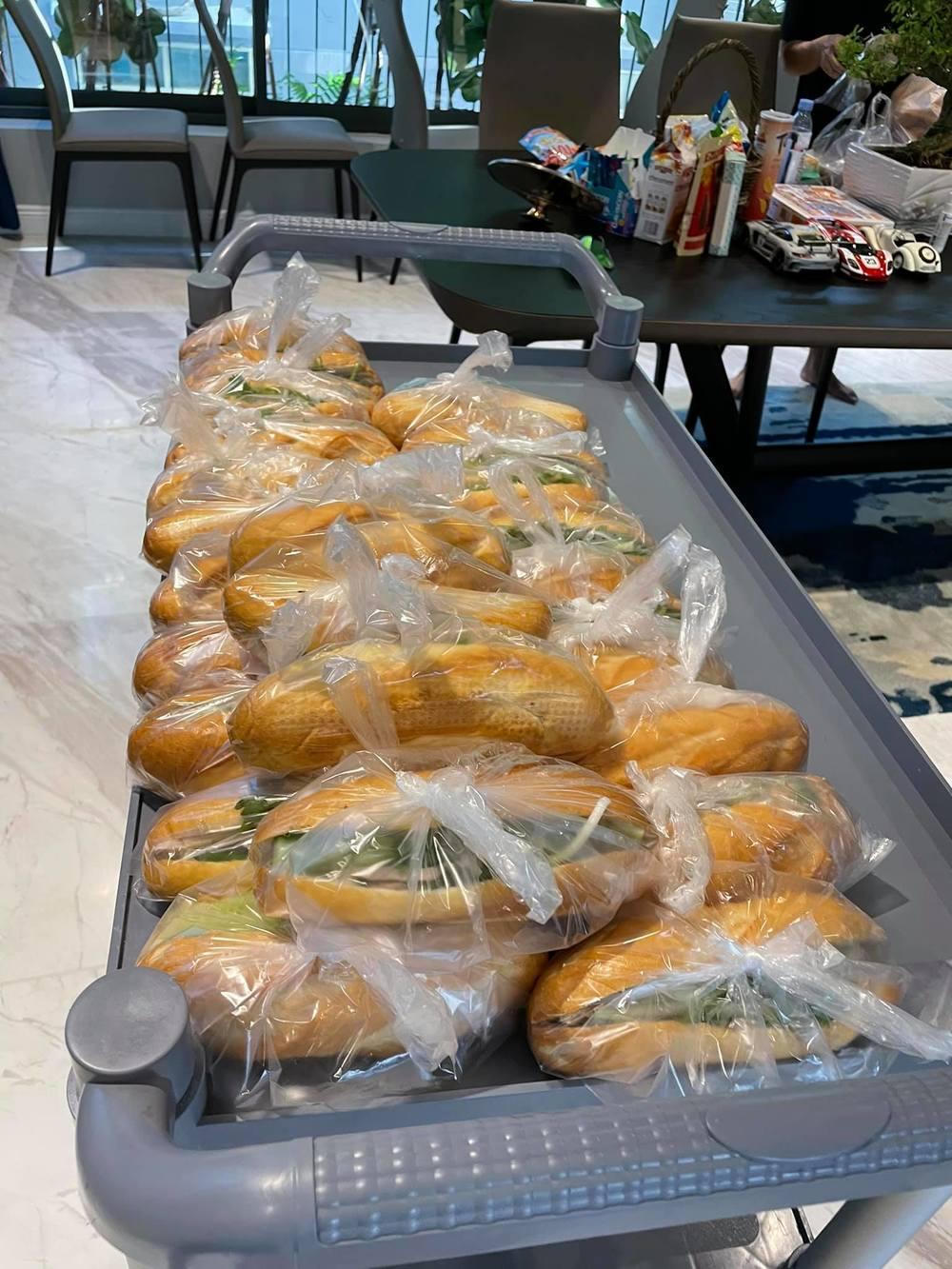 Trường Giang tận tụy làm đồ ăn gửi vợ; vợ chồng Cường Đô La tự tay làm bánh mì tặng bà con khó khăn mùa dịch