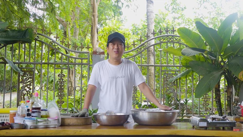 Trường Giang tận tụy làm đồ ăn gửi vợ; vợ chồng Cường Đô La tự tay làm bánh mì tặng bà con khó khăn mùa dịch