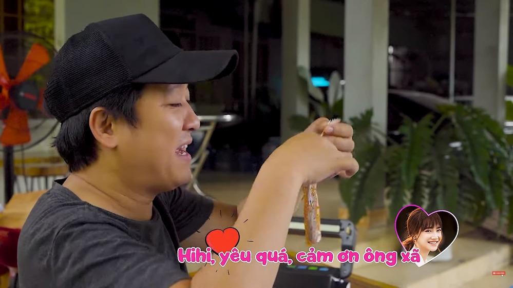 Trường Giang tận tụy làm đồ ăn gửi vợ; vợ chồng Cường Đô La tự tay làm bánh mì tặng bà con khó khăn mùa dịch