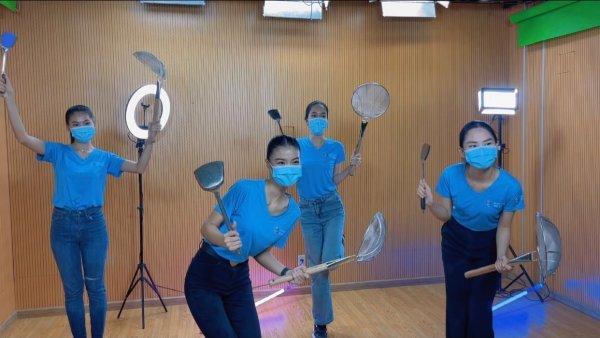 Kiều Loan làm MV cổ động mùa dịch tại bếp ăn từ thiện; Nam Thư làm tài xế, xe tiền tỷ chứa đầy rau củ đi tiếp tế cho bà con