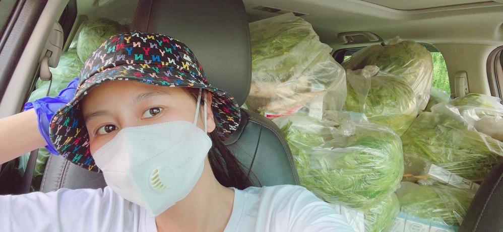 Kiều Loan làm MV cổ động mùa dịch tại bếp ăn từ thiện; Nam Thư làm tài xế, xe tiền tỷ chứa đầy rau củ đi tiếp tế cho bà con